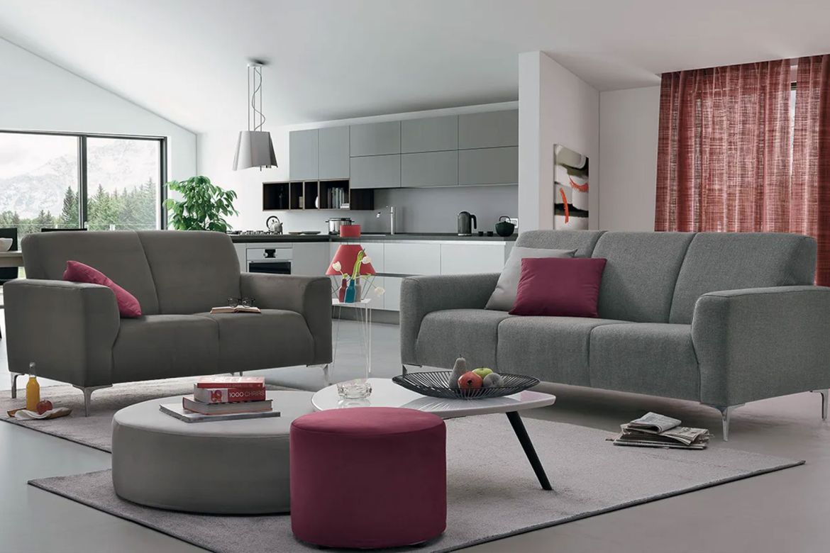 Divani classici disponibili in diverse configurazioni: 2, 3, 4 o 5 posti, sia singoli che angolari, con possibilità di isola. I modelli sono componibili e modulari, ideali per adattarsi a qualsiasi spazio a Santa Maria della Versa.