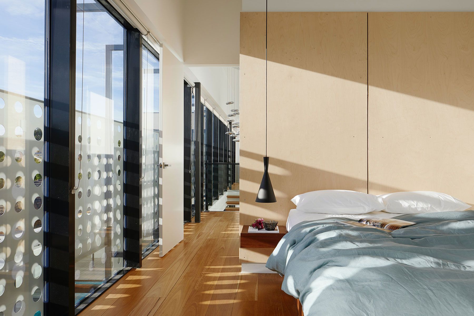 Progettazione di interni per camere da letto, inclusi spazi matrimoniali, camere master, singole, per ragazzi e bambini, realizzati su misura in legno.